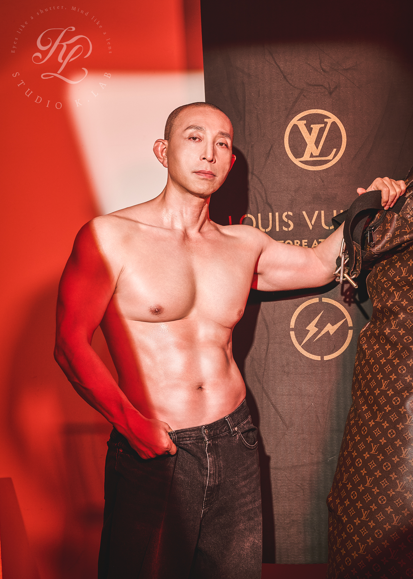 팔을 뻗어 포즈를 취한 김준호